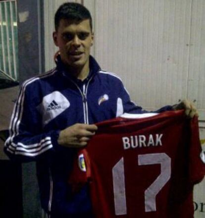 Vales, con la camiseta de Burak Yilmaz.