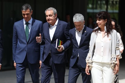 El presidente del Gobierno, Pedro Sánchez, el expresidente del Gobierno,José Luis Rodríguez Zapatero ,el ministro del Interior, Fernando Grande Marlaska y la ministra de Igualdad, Ana Redondo, este lunes a su llegada al acto.