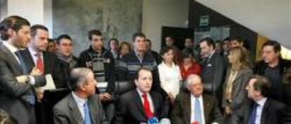Grupo de afectados con abogados del despacho Cremades & Calvo Sotelo en la rueda de prensa del sábado