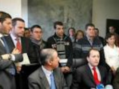 Grupo de afectados con abogados del despacho Cremades & Calvo Sotelo en la rueda de prensa del sábado