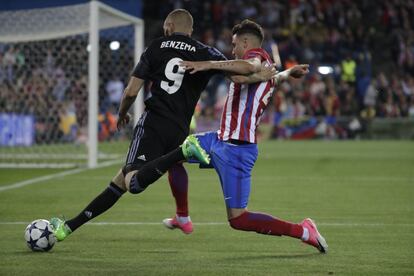 Gabi (d), del Atlético de Madrid, presiona a Benzema.