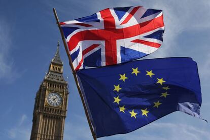 Un manifestante ondea una bandera de la Uni&oacute;n Europea y una del Reino Unido frente al Big Ben en una marcha contra el &#039;Brexit&#039;