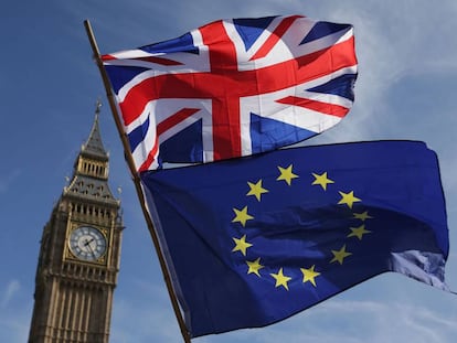 Un manifestante ondea una bandera de la Uni&oacute;n Europea y una del Reino Unido frente al Big Ben en una marcha contra el &#039;Brexit&#039;