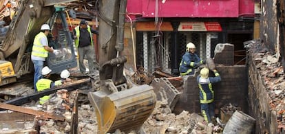 Operarios trabajan en los retirada de escombros de los edificios afectados por el incendio en el casco viejo de Bermeo.