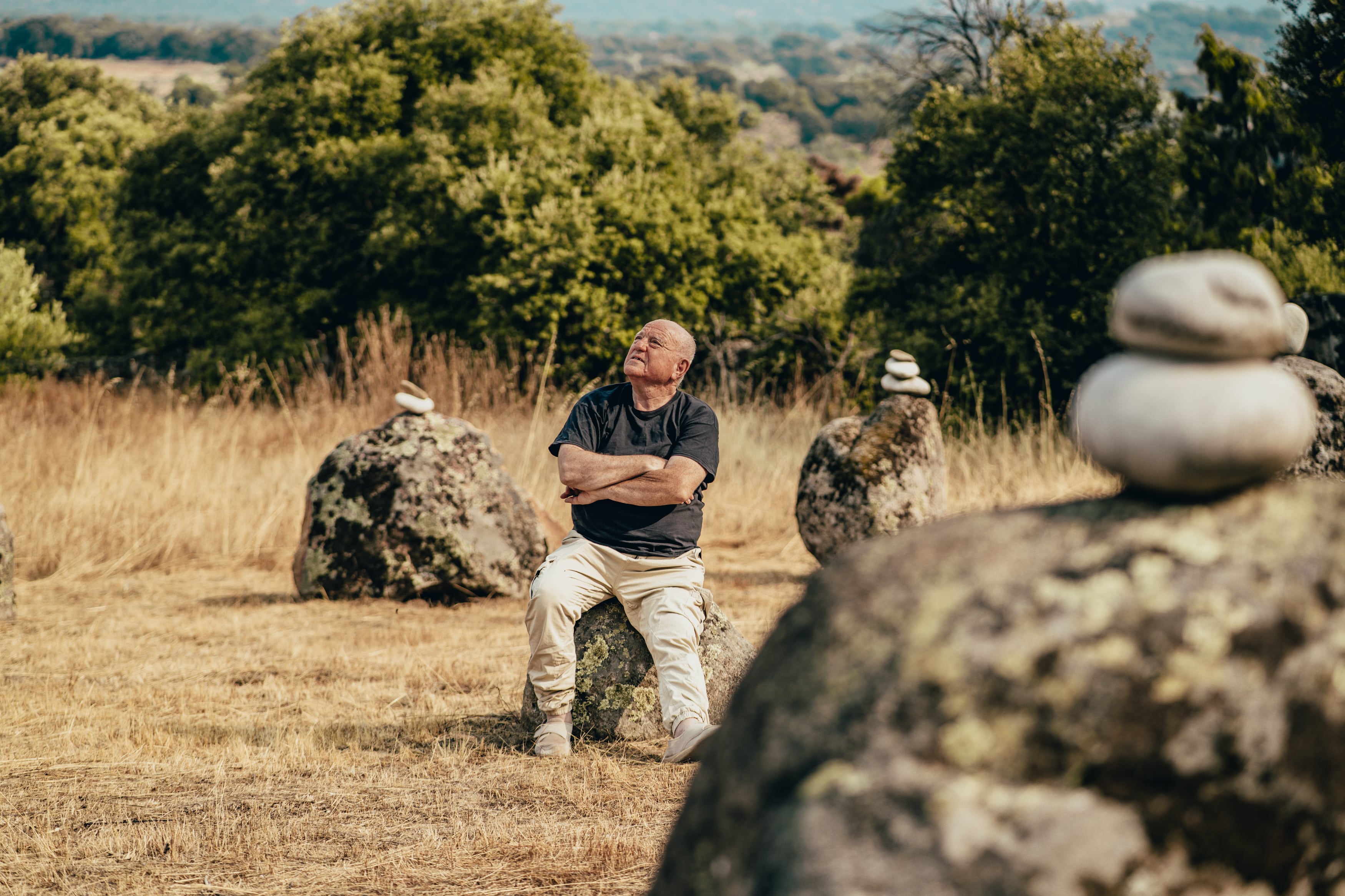 La nueva aventura de Leo Bassi: un Stonehenge en la sierra madrileña