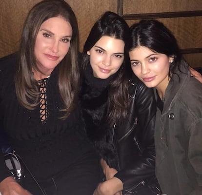 Kylie y Kendall Jenner junto a su padre, hoy Caitlyn Jenner. La atleta olímpica relató su cambio de sexo en la portada de 'Vanity Fair' y con un 'reality show' propio. Un cambio de sexo que ella ha reconocido en entrevistas que le costó de asimilar. "Yo siempre fui una niña de papá, lo mismo que Kylie. Pasábamos todos los días con mi padre, así que [su transición] tuvo un efecto especial en nosotras", dijo a 'Cosmopolitan'.