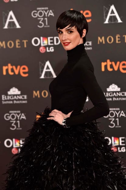 Paz Vega combinó su corte de pelo pixie con un maquillaje sencillo con los labios rojos como protagonistas. Sus joyas las firma Bvlgari.