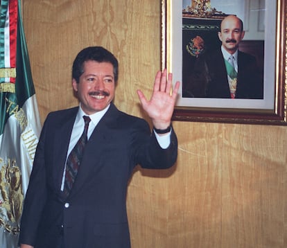 Luis Donaldo Colosio, entonces secretario de Desarrollo Social, recibe a reporteros en su oficina en Ciudad de México, el 28 de noviembre de 1993.