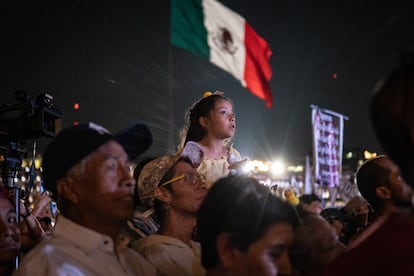 Una niña en hombros de sus familiares, durante los festejos en Ciudad de México.