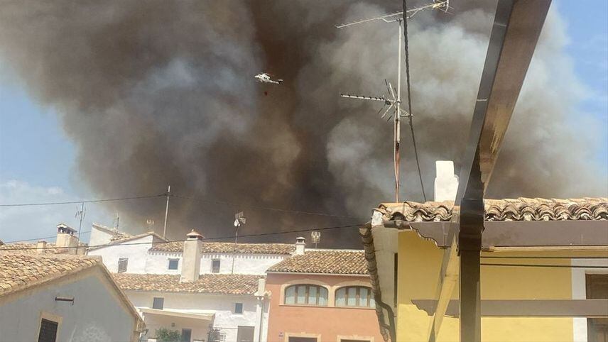 Un incendio forestal junto a la sierra de Aitana obliga a desalojar a los 300 habitantes del municipio alicantino de Penáguila 