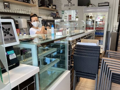 Judith Robles, en su cafetería, en el barrio del Pilar de Madrid, cerrada al público desde mediados de marzo debido al estado de alarma.