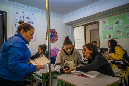 Beneficiarios en uno de los salones de clases de El Castillo.