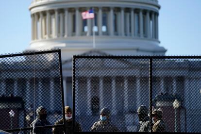 Varios agentes de la Guardia Nacional custodiaban ayer una valla frente al Capitolio, en Washington. 