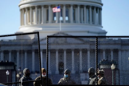 Varios agentes de la Guardia Nacional custodiaban ayer una valla frente al Capitolio, en Washington. 