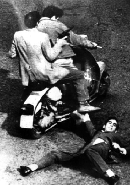 Fotografía captada por un viandante del asesinato del mensajero Alessandro Floris en Génova en 1971 por dos miembros de las Brigadas Rojas.