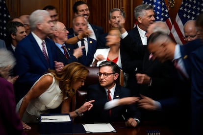 Los miembros republicanos del Congreso se acercan para estrechar la mano del presidente de la Cámara de Representantes, Mike Johnson, este jueves en el Capitolio en Washington.
