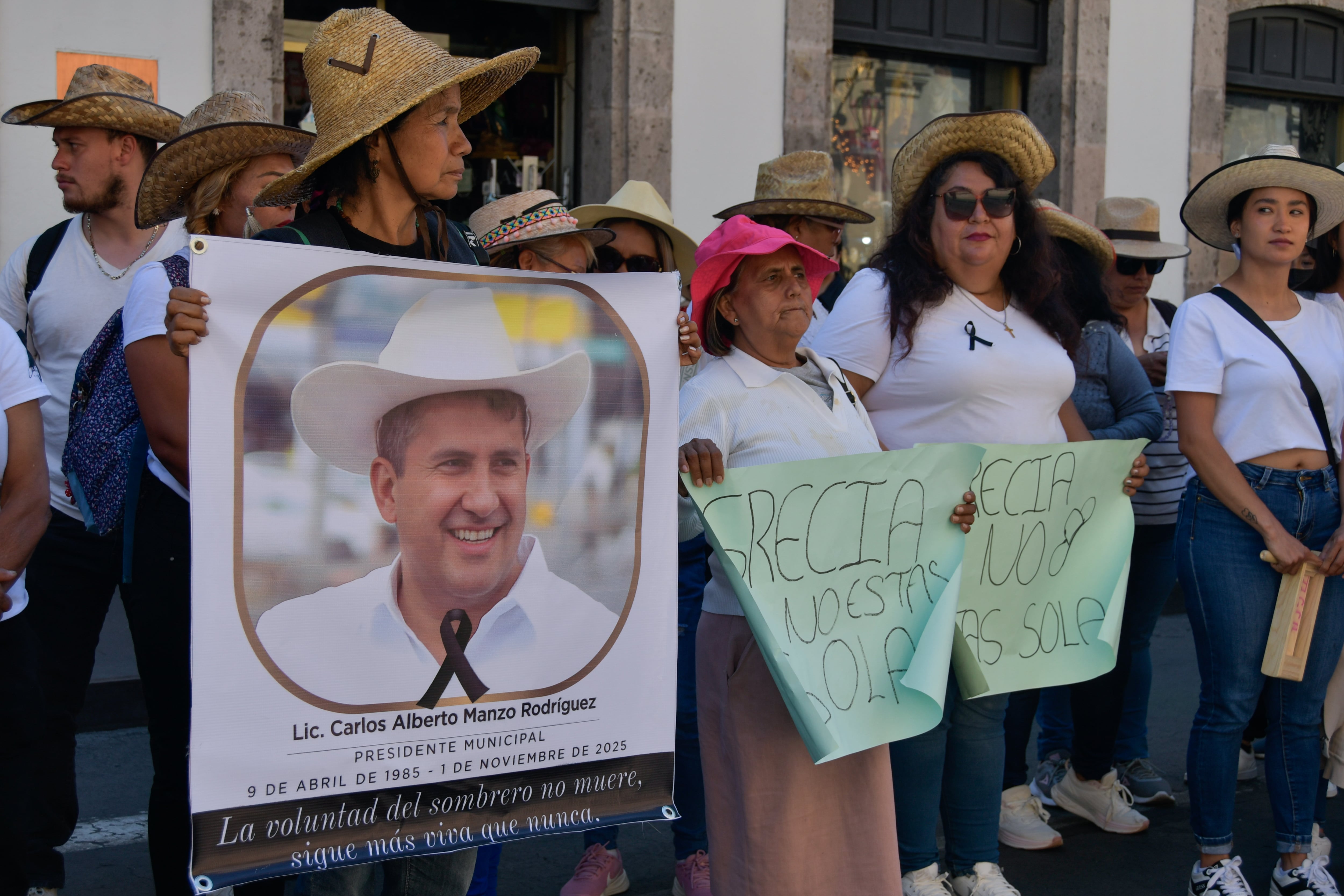 Partidarias de Grecia Quiroz fuera del Congreso de Michoacán, previo a su toma de protesta como alcaldesa suplente de Uruapan.