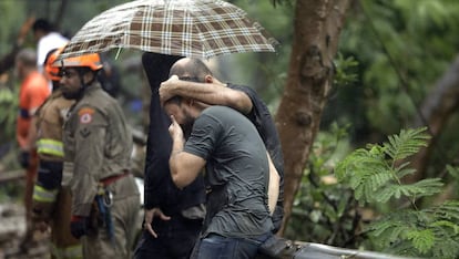 Parente de desaparecido é consolado, nesta terça no Rio.