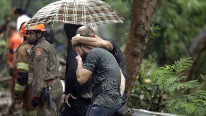 Parente de desaparecido é consolado, nesta terça no Rio.