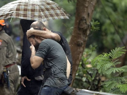 Parente de desaparecido é consolado, nesta terça no Rio.