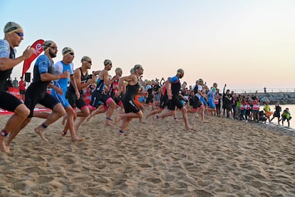 Los atletas del triatlón de Barcelona de la edición anterior en la primera parte de la prueba.