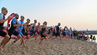 Los atletas del triatlón de Barcelona de la edición anterior en la primera parte de la prueba.