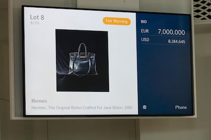 Una pantalla muestra el precio final alcanzado por el Birkin de Jane Birkin: 7 millones de euros.