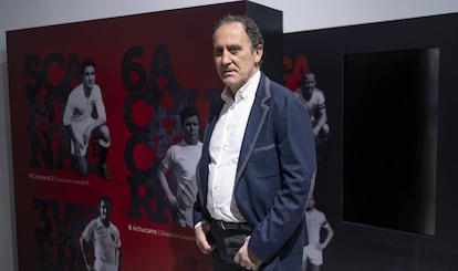 Francisco López Alfaro en el Ramón Sánchez-Pizjuán, estadio del Sevilla FC, junto a las imágenes de otros Dorsales de Leyenda del club.