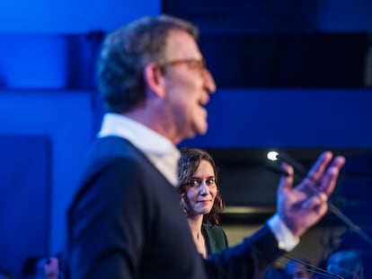 El candidato a la presidencia del Partido Popular, Alberto Núñez Feijóo, interviene en un acto junto a la presidenta de la Comunidad de Madrid, Isabel Díaz Ayuso, este martes en Madrid.