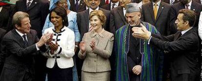 De izquierda a derecha, Bernard Kouchner, Condoleezza Rice, Laura Bush, Hamid Karzai y Nicolas Sarkozy, antes de la Conferencia de Donantes.