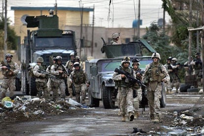 <i>Marines</i> patrullan Ramadi, ciudad al oeste de Bagdad donde ayer murió un militar norteamericano.