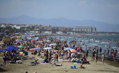 Turistas en la playa de la Malvarrosa.