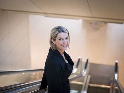 Clare McAndrew, en una de las escaleras de Caixaforum de Barcelona. 