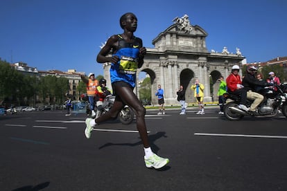 El ganador ha sido africano. Y el segundo. Y el tercero. Y muchos otros de los que ocupan los primeros puestos. Tanto en la categoría masculina como en la femenina, Kenia y Etiopía se han llevado los puestos del podio. Como decía uno de los comentaristas de la carrera: "En los maratones están los africanos, y por otro lado, los humanos".