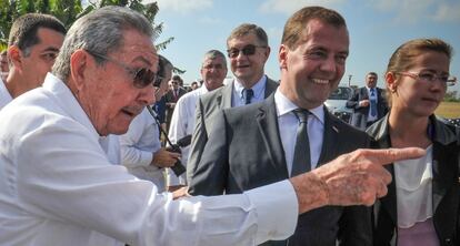 Ra&uacute;l Castro y Dmitry Medvedev charlan con los periodistas.