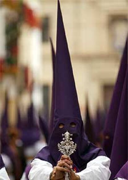 Un nazareno de la Cofradía de Santa Catalina, ayer por la tarde en la capital andaluza.