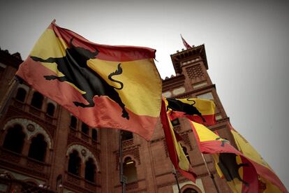Es habitual, en los aledaños de Las Ventas en tardes de San Isidro, la presencia de estas banderas con la efigie del toro bravo sobre rojo y gualda: hacen las delicias de muchos de los turistas que se acercan a la plaza.