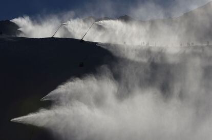 Varios cañones de nieve en una estación de esquí en los Alpes franceses, el 6 de enero de 2016.