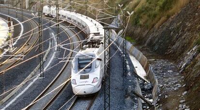 Paso del tren Alvia por la curva tras la reanudaci&oacute;n de la circulaci&oacute;n. 