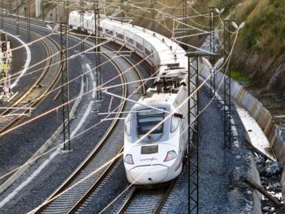 Paso del tren Alvia por la curva tras la reanudación de la circulación.