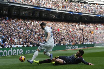 Nacho, esquiva al jugador del Espanyol David López, durante el partido en el Santiago Bernabeu.