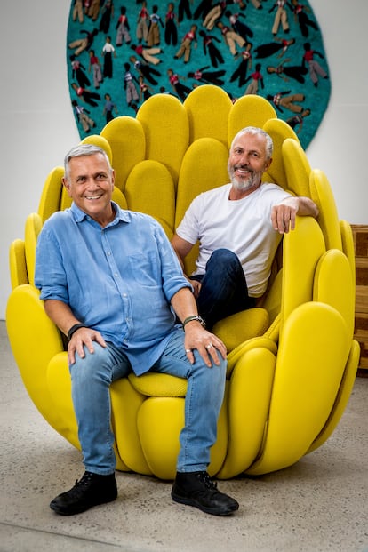 Hermanos Campana Fernando (izquierda) y Humberto Campana, en el sillón Bulbo, creado para Louis Vuitton.
