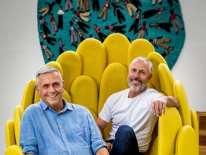 Fernando (izquierda) y Humberto Campana, en el sillón Bulbo, creado para Louis Vuitton.