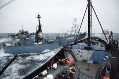 Fotografía facilitada por la organización ecologista Sea Shepherd que denunció que la flota ballenera japonesa atacó a dos de sus barcos, el Bob Barker y el Steve Irwin, en aguas antárticas de forma "provocada, despiadada y premeditada". En la imagen, el ballenero Yushin Maru curza por la proa del barco ecologista Steve Irwin a una distancia extremadamente corta.