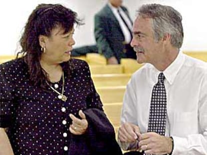 El abogado Peter Raben conversa con la madre de Martínez, Sara Pérez, en Tampa.
