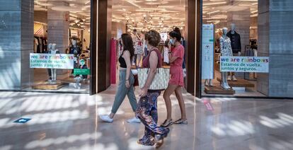 Una tienda de ropa en el interior de un centro comercial en Sevilla.