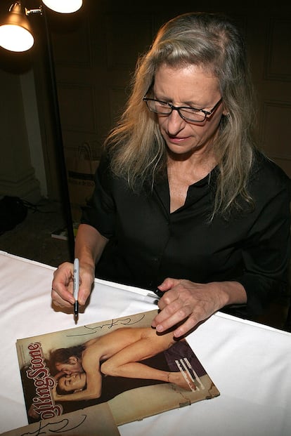 Annie Leibovitz firma un ejemplar de la revista ‘Rolling Stone’ con Ono y Lennon en portada.