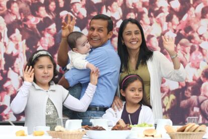 Ollanta Humala, con su esposa, Nadine Heredia, y sus hijos antes de ir a votar en Lima.