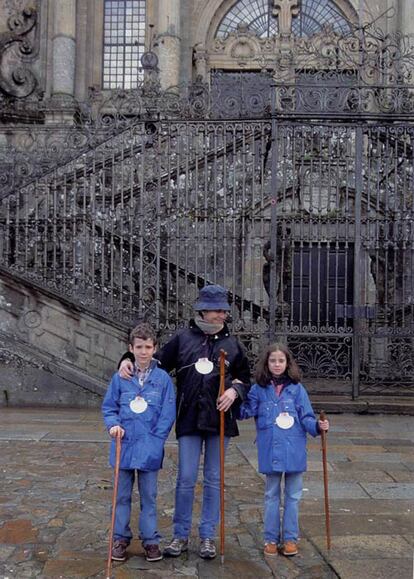 Doña Elena, junto a sus hijos Felipe Juan Froilán y Victoria Federica, posan en Santiago de Compostela en la postal de felicitación navideña.