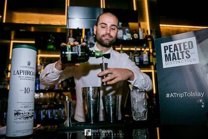 El barman alicantino Carlos Borrell, preparando una de sus creaciones.